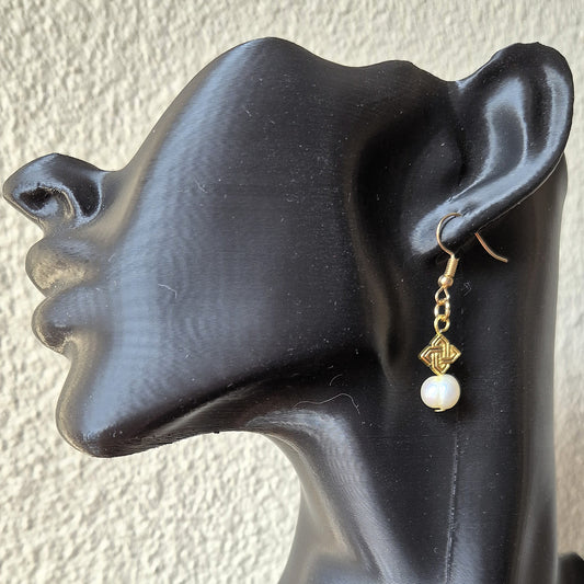 Dainty Celtic Water Pearl Knots