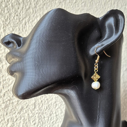 Dainty Celtic Water Pearl Knots